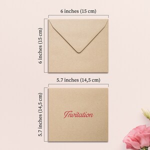 K&ouml;nnte beinhalten: Ein brauner Kraftpapierumschlag mit Klappe, der 15 cm x 15 cm misst. Der Umschlag liegt flach auf einer hellrosa Oberfl&auml;che. Eine kleinere braune Kraftpapierkarte mit dem Wort "Invitation" in roter Kursivschrift liegt flach auf einer hellrosa Oberfl&auml;che. Die Karte misst 14,5 cm x 14,5 cm.