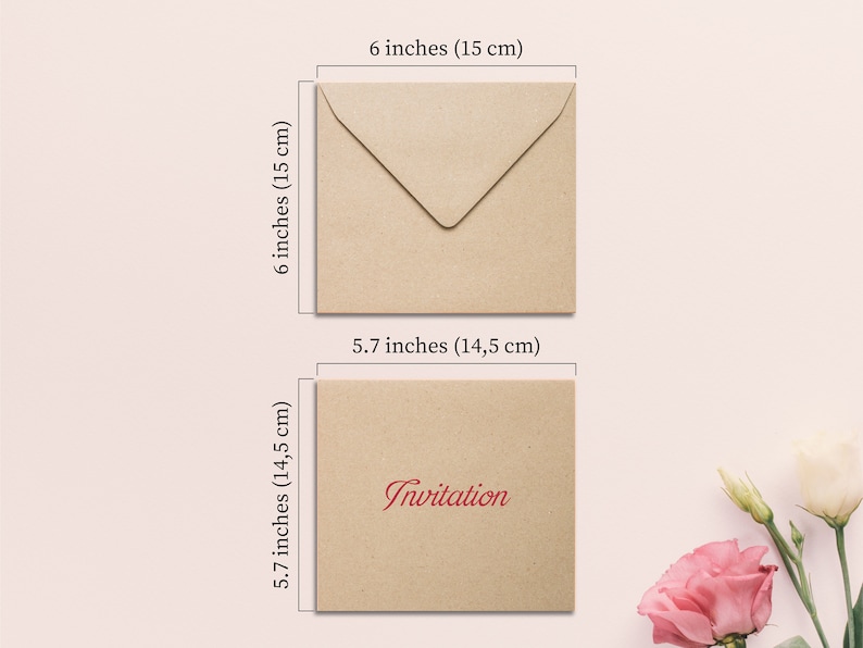 K&ouml;nnte beinhalten: Ein brauner Kraftpapierumschlag mit Klappe, der 15 cm x 15 cm misst. Der Umschlag liegt flach auf einer hellrosa Oberfl&auml;che. Eine kleinere braune Kraftpapierkarte mit dem Wort "Invitation" in roter Kursivschrift liegt flach auf einer hellrosa Oberfl&auml;che. Die Karte misst 14,5 cm x 14,5 cm.
