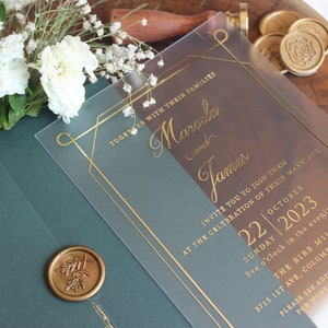 Invito di nozze in acrilico satinato con stampa oro e busta verde oro