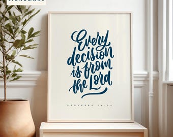 Könnte beinhalten: Gerahmter Druck mit dem Text "Every decision is from the Lord" in marineblauer Schrift. Der Druck wird auf einem hellen Hintergrund präsentiert und ist in einem hellen Holzrahmen gerahmt. Der Text "Proverbs 16:33" steht unten.