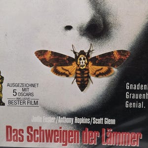 Può includere: Custodia DVD di "Il silenzio degli innocenti" con una falena con un teschio. Il titolo del film e i nomi degli attori sono visibili. La copertina include il testo "5 Oscar".