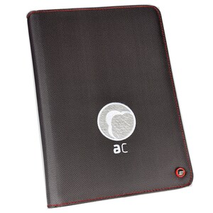 Puede incluir: Cartera de tela negra con costuras rojas y un logotipo blanco que dice "aC" con un círculo blanco alrededor.