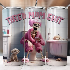 Conception de verre de merde de maman fatiguée, conception de sublimation de squelette de femme, tasse de T-shirt de vin de crâne de maman à la mode téléchargement PNG