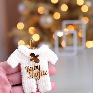 Recuerdo de bebé niño: mameluco de ganchillo, imán personalizado para baby shower, recuerdo de bienvenida para el bebé.