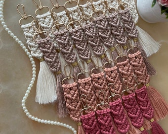 Chaveiros de macramê para lembrancinhas, presentes boho para casamento e chá de bebê.
