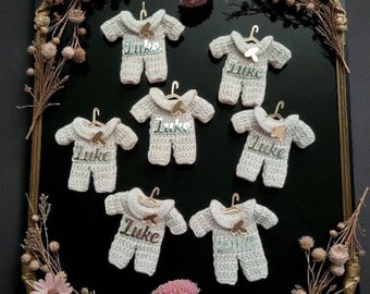 Ímã de lembrancinha para batizado de menino, presente personalizado em crochê, ímã de macacão de bebê feito à mão
