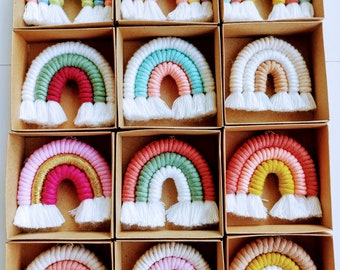 Chaveiros de macramê arco-íris para lembrancinhas de chá de bebê e primeiro aniversário.