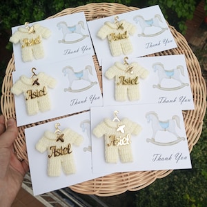 50 PCS Favores de ímã de festa recém-nascido, presentes de chá de bebê, presentes de boas-vindas para meninos, ímã de vestido de crochê, ímã de geladeira, lembrança de batismo para convidados