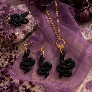 Ensemble bague, boucles d'oreilles et collier serpent python noir