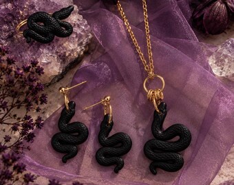 Set composto da anello, orecchini e collana con motivo a serpente pitone nero.