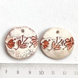 丸い花と葉のチャームペア、ボタニカルクレイドロップ、素朴な自然にインスパイアされたアートコンポーネント