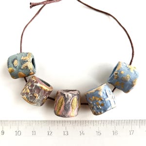 Détails des perles tubulaires - perles en céramique, perles cylindriques, antiques, perles rustiques, perles en terre cuite, perles terreuses