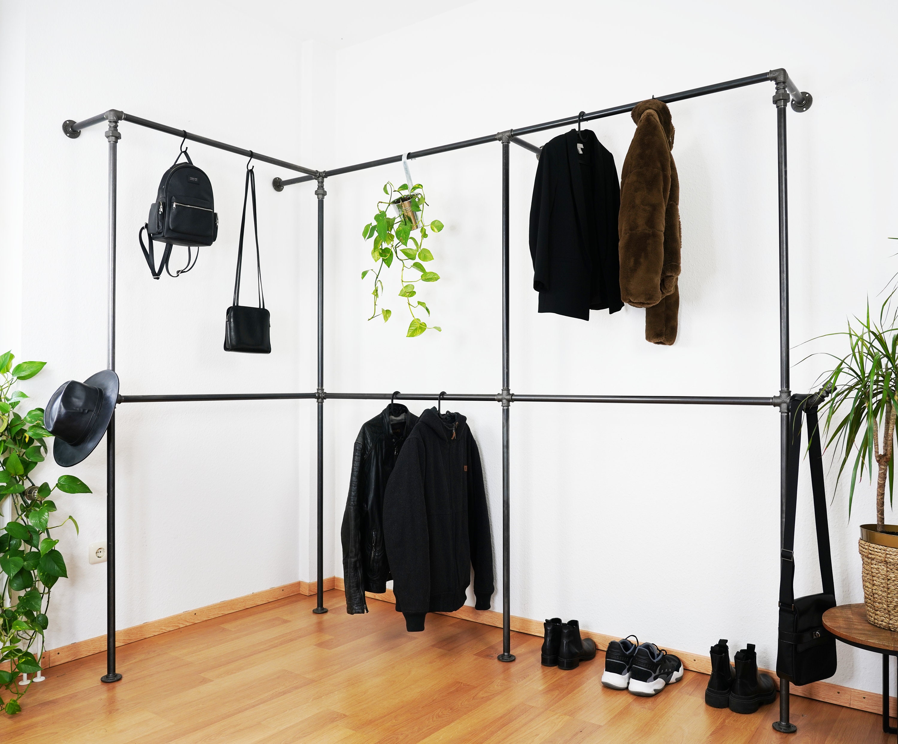 Begehbarer Kleiderschrank Kleiderstange Kleiderständer Garderobe Industrie Design System Stahl Rohr Stange Industrial Loft