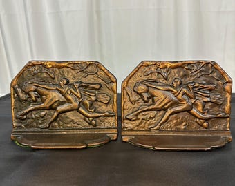 Sujetalibros antiguos de hierro fundido estilo Art Déco con acabado en cobre y bronce, con forma de domador de caballos.