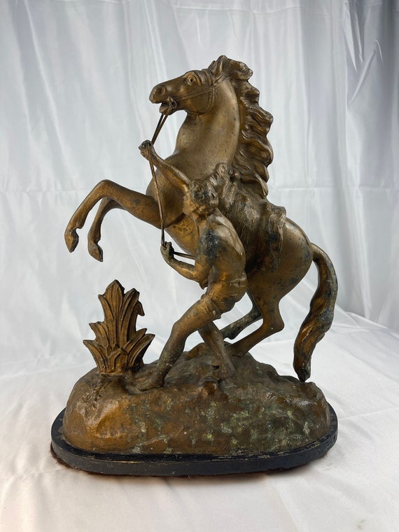 フランス製アンティークブロンズ製、馬丁の後ろ足で立ち上がる馬の彫刻