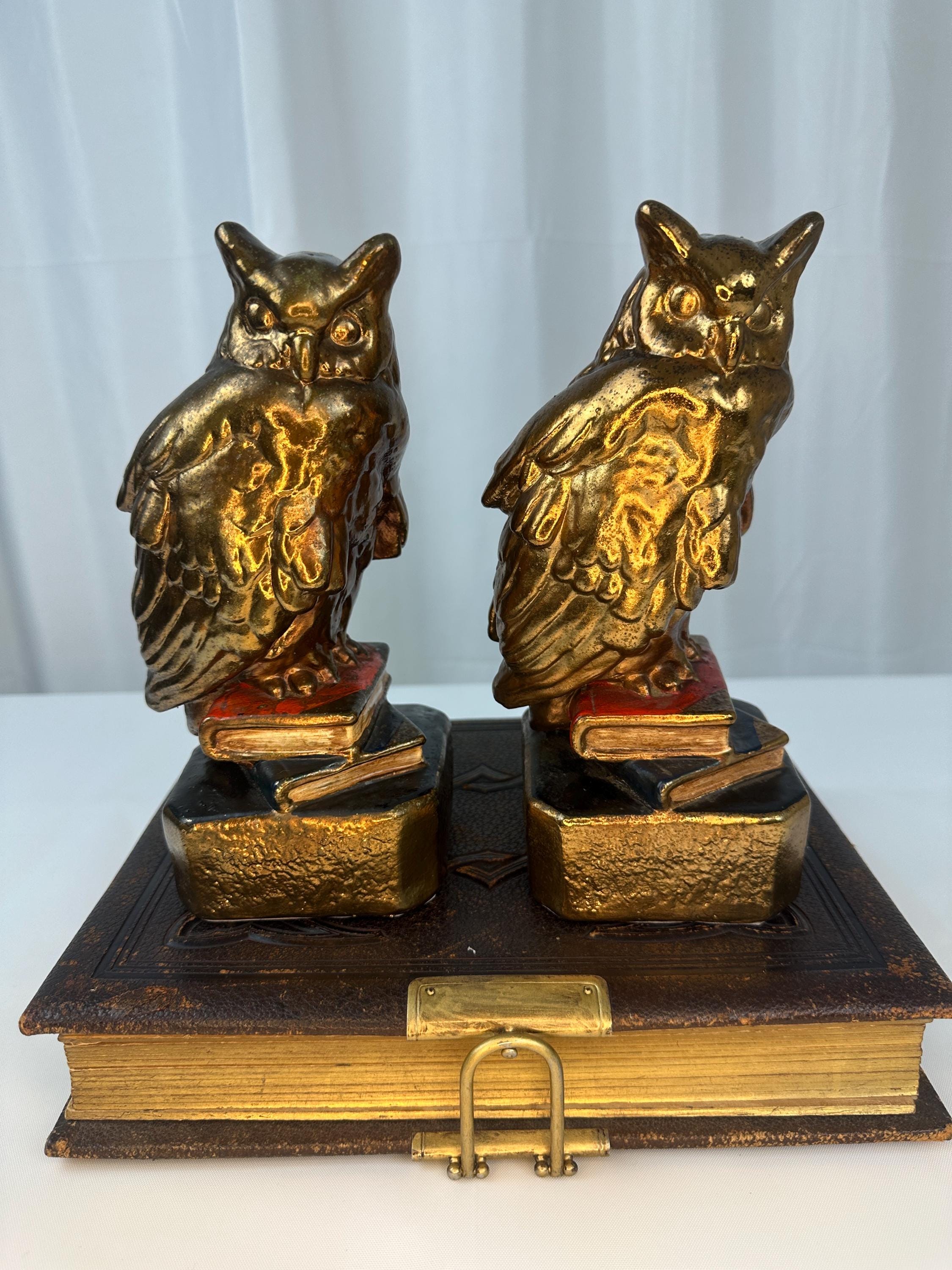 フクロウの金属製置物 本の上に座る アンティークブロンズ製本に乗った