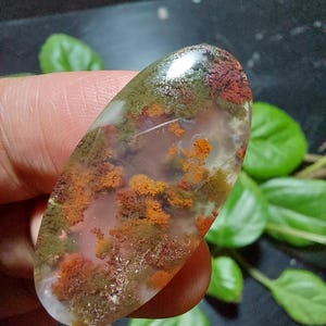 Javanesisk mossagat-cabochon: Naturskönt ädelstenshänge (16x35x4,5 mm)