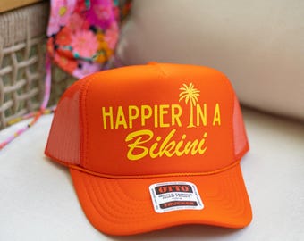 Gorra de camionero "Más feliz en bikini", gorra de vacaciones, playera, gorra de playa, gorra de verano, para días en el lago, imprescindible para un barco, gorra de moda, ideal para vacaciones