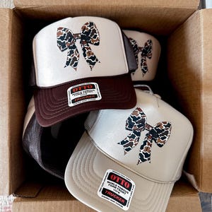 Cappello da camionista con fiocco mimetico, cappello da donna, regalo di caccia per lei, cappello da camionista da cowboy, cappello in stile Nashville, cappello da camionista mimetico Duck, cappello mimetico