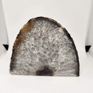 Pictured 798g Polished Agate cut base Geode. 1.75lb Cut base Agate Geode.