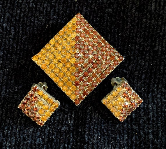 Vintage Weiss Orange Amber Rhinestone Gold tone Small Clip Earrings