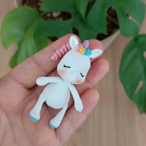 Miniatüre amigurumi unicorn