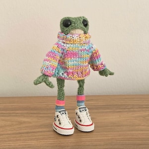 Handgefertigte Häkelarbeit Frosch Spielzeug, bewegliche Arme und Beine, Frosch Schuhe, Amigurumi Plüsch Tier