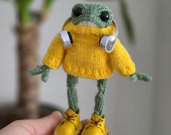 Rana de peluche de ganchillo hecha a mano, zapatos de rana, animal de peluche amigurumi, suéter de abeja