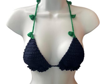 Op de afbeelding: Een marineblauwe gehaakte bikini top met groene gehaakte bladeren op de bandjes.