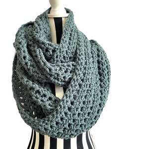 Oversized Chunky Crochet Scarf/Snappy Blue