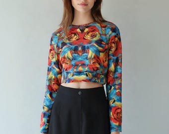 Recyceltes, lebendiges, langärmeliges Crop Top mit Blumendruck - bunte Bluse mit Rosendruck für Frauen