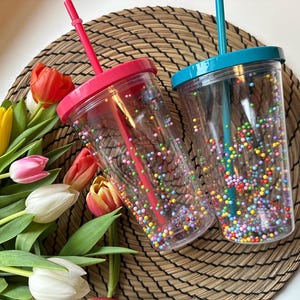 Becher mit strohhalmen