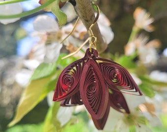 Earrings gilded with fine gold in burgundy quilling paper