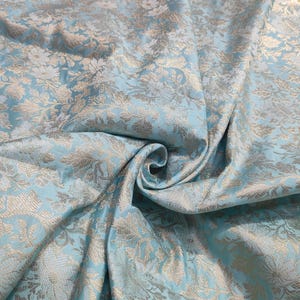 Tela brocada azul cielo y dorada: material para vestidos de novia de la India