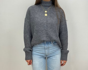 Suéter gris de cuello alto
