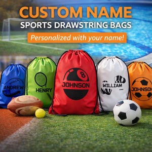 Puede incluir: Bolsas con cordón personalizadas en azul, verde, rojo, blanco y naranja, cada una con un tema deportivo y un nombre personalizado. Incluye un diseño de fútbol americano, raqueta de tenis, bola 8 y balón de fútbol. El texto dice "CUSTOM NAME SPORTS DRAWSTRING BAGS".