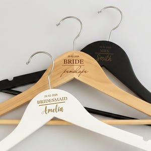 Perchas de boda personalizadas para novios: percha grabada para vestido de novia