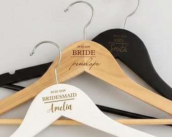 Perchas de boda personalizadas para novios: percha grabada para vestido de novia