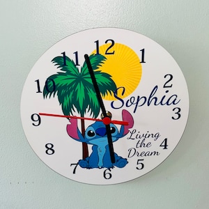 Personalisierte Wanduhr - Stitch Design. Auf Bestellung.
