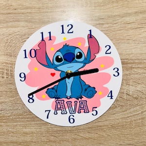 Personalisierte Wanduhr - Stitch Design. Auf Bestellung.