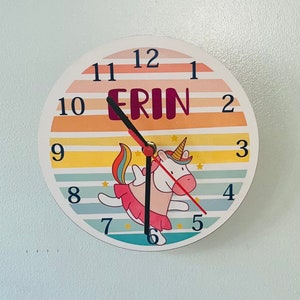Personalisierte Wanduhr - süßes Einhorn Design. Auf Bestellung.