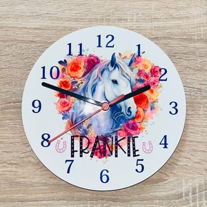 Personalisierte Wanduhr - niedliches Pferdedesign. Auf Bestellung.