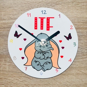 Personalisierte Wanduhr - niedliches Elefanten-Design. Auf Bestellung.
