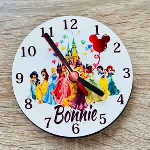 Personalisierte Wanduhr - Prinzessin Design. Auf Bestellung.