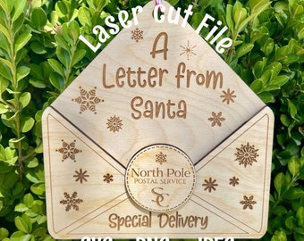 Könnte beinhalten: Ein lasergeschnittenes Holz Ornament in Form eines Umschlags mit dem Text "A Letter from Santa" und "Special Delivery" mit einem Schneeflocken-Design. Das Ornament ist zum digitalen Download in den Formaten SVG, PNG und JPEG verfügbar.
