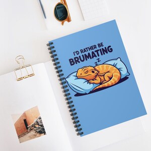 Cuaderno espiral con diseño de dragón barbudo en bruma, diario con líneas, regalo de reptil dormido, bloc de notas rayado, papelería