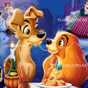 Op de afbeelding: Een romantische sc&egrave;ne met twee honden, Lady en de Tramp, die een bord spaghetti met gehaktballetjes delen. De sc&egrave;ne speelt zich af in een restaurant met een muzikant die op de accordeon speelt op de achtergrond.