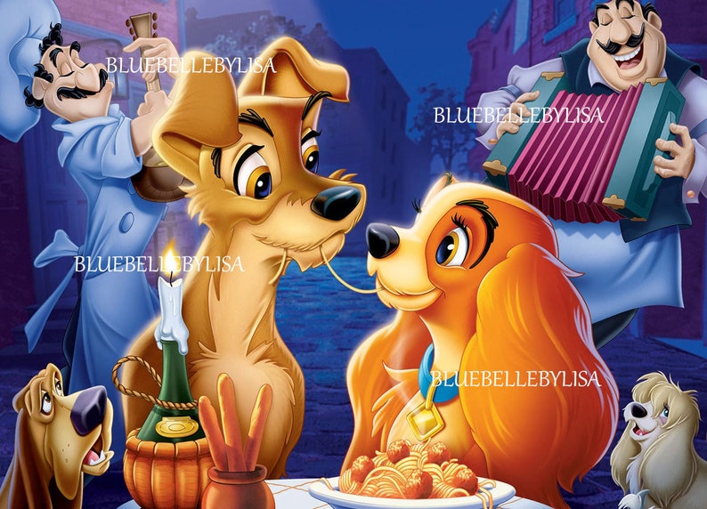 Op de afbeelding: Een romantische sc&egrave;ne met twee honden, Lady en de Tramp, die een bord spaghetti met gehaktballetjes delen. De sc&egrave;ne speelt zich af in een restaurant met een muzikant die op de accordeon speelt op de achtergrond.