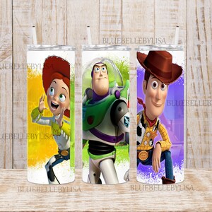 Può includere: Tre bicchieri in acciaio inossidabile con immagini di personaggi del franchise di film Toy Story. I bicchieri presentano Woody, Buzz Lightyear e Jessie. I bicchieri sono bianchi con un design colorato.