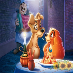 Op de afbeelding: Een romantische sc&egrave;ne met twee honden die een bord spaghetti met gehaktballetjes delen. De mannelijke hond voedt de vrouwelijke hond met een spaghetti-draad met zijn poot. Een man speelt accordeon op de achtergrond.